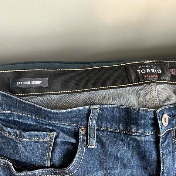 Torrid sky high skinny jeans - blue distressed - 22XS - Picture 4 of 6